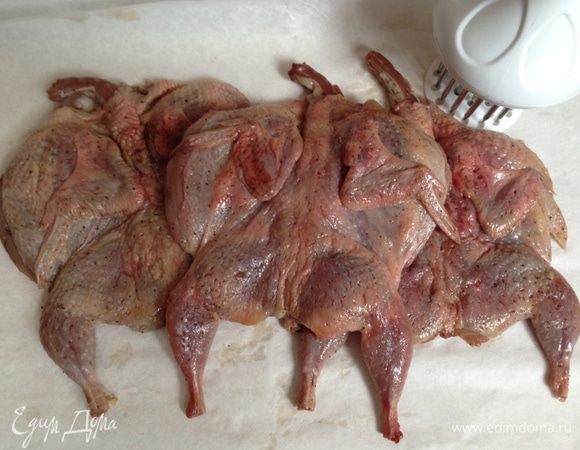 Перепелок помыть и обсушить, разрезать вдоль грудки и слегка отбить с обеих сторон. Приправить солью и перцем.