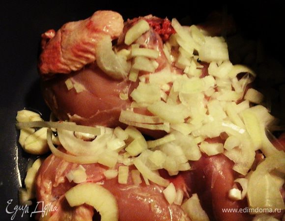 Курицу разделить на 4 части, снять кожицу, лук, чеснок мелко нарезать.
 В кастрюлю с толстым дном влить оливковое масло, положить курицу, лук, чеснок. Обжарить на медленном огне до золотистого цвета. 