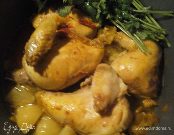 Добавить соленый лимон, кориандр, специи, воду. Накрыть крышкой, готовить на медленном огне 30 мин. 