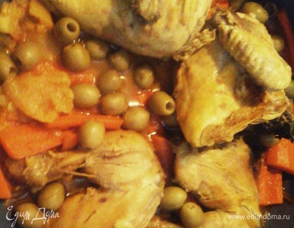 Почистить морковь, разрезать пополам, вынуть сердцевину. 
Положить в кастрюлю в месте с оливками. 
Готовить ещё 20 минут. 
Соль добавить в конце по вкусу. 