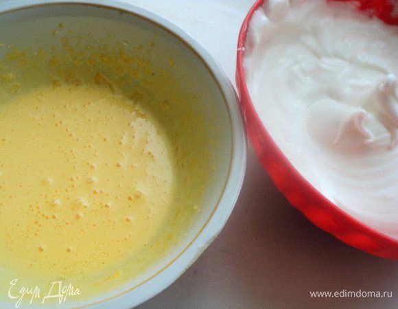 Яйца разделить на желтки и балки. К желткам добавить половину сахара и взбить миксером до белой массы. Отдельно взбить белки до твердых пиков, в конце добавив оставшийся сахар.