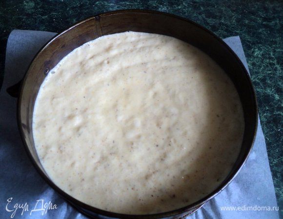 Осторожно смешать взбитые желтки и белки, размешивая снизу вверх. Добавить в несколько приемов муку, смешанную с крахмаломи молотыми орехами. В конце влить по краю растопленное масло, осторожно перемешать. Дно формы Ф-20 см застелить бумагой для выпечки, смазать маслом. Вылить тесто. 