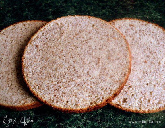 Разрезать бисквит на три пласта.