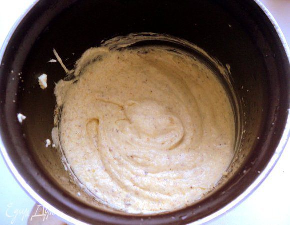 Взбить размягченное масло, по ложке добавить к маслу охлажденный заварной крем, в конце взбивания добавить орехи и кальвадос. Ввиду отсутствия кальвадоса я добавила коньяк.