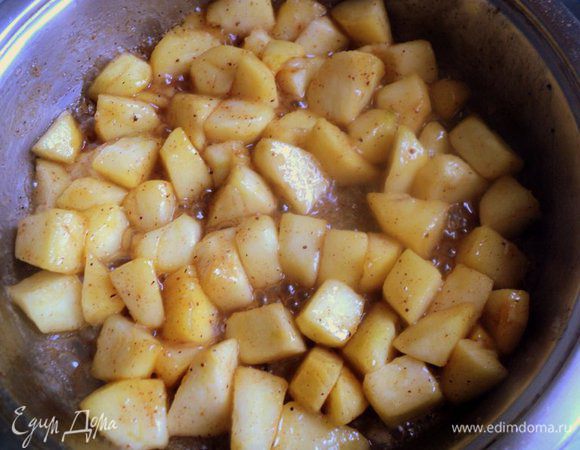 Для начинки: яблоки почистить от кожицы и семян, порезать кусочками. Муку на сухой сковородке поджарить до кремового состояния. На сковородке растопить масло добавить сахар, яблоки, специи и готовить на среднем огне до мягкости яблок и загустения жидкости. Всыпать поджаренную муку, размешать и охладить.
