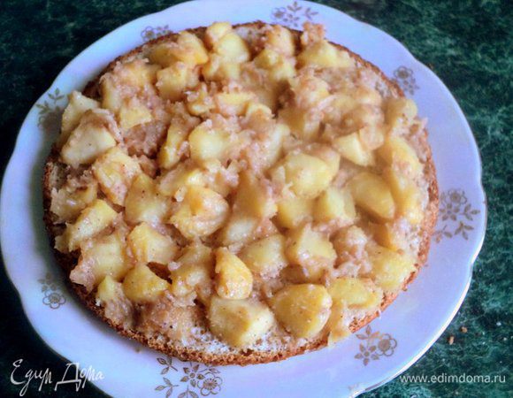 Сборка торта: на корж выложить яблочную начинку. 