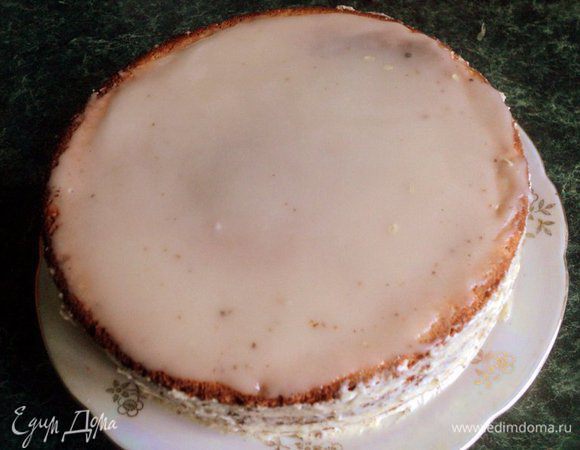 Для глазури: смешать сахарную пудру, кальвадос и лимонный сок, смешать венчиком. Подогреть глазурь до текучести и вылить на верх торта, стараясь, что бы глазурь не попала на крем.