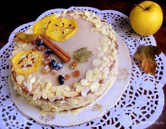 Обсыпать бока и край торта молотыми орехами (я обсыпала лепестками миндаля). Сверху украсть чипсами из яблок, изюмом и палочкой корицы. Для чипсов яблоко разрезать на тонкие пластинки и приготовить в микроволновке на максимальной мощности в течении 1.5 мин.