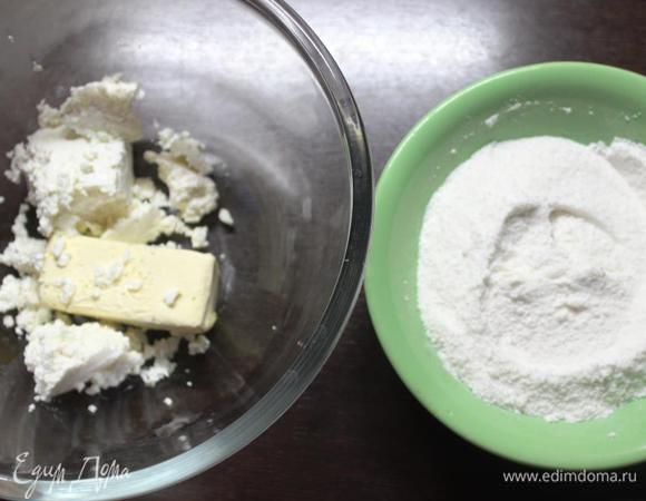 Творог можно брать любой жирности, я даже делала с обезжиренным. Масло по желанию можно заменить на маргарин. Сахар убавить-прибавить.
Итак.
Разогреваем духовку до 180 градусов.
Разминаем в миске творог с маслом из холодильника. В отдельной посуде смешиваем рисовую муку, сахар, разрыхлитель и ванилин.
