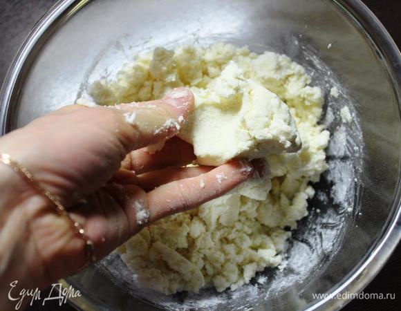Соединяем обе смеси и замешиваем тесто. Месим до тех пор, пока тесто не станет собираться в комок. Липнуть к рукам оно не должно.