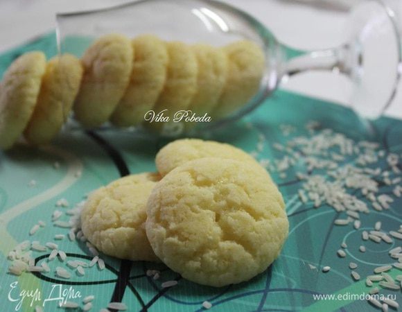 Ставим в разогретую духовку на 13-15 минут. 
Не подрумянивайте, как только печенье начнет "золотиться", сразу доставайте. Оно должно остаться беленьким.
Даем печенью остыть и угощаемся!