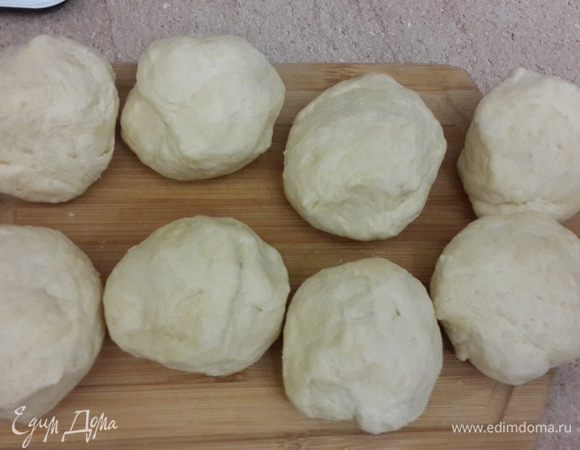 Итак, для коржей: нарубите маргарин, добавьте муку, соль и перетрите муку с маргарином в крошку. Добавьте водку, холодную воду и замесите тесто. 
Все компоненты соединяем в единое тесто. Приготовленное тесто разделите на 8 равных кусочков. Сформируйте из них шарики и поставьте тарелку с тестом в морозильник. Минимум на 2 часа (я оставила на ночь). За два часа до готовки достаём заготовки и перекладываем в холодильник.