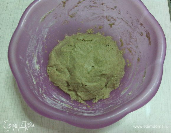 Опара:

Опару лучше делать с вечера, чтобы она за ночь "созрела".
Смешать оба вида муки, добавить дрожжи, влить воду и пиво комнатной температуры. 
Всё тщательно перемешать, накрыть плёнкой и оставить на 1 час при комнатной температуре. Через час убрать нашу опару на ночь в холодильник (на 12-15 часов)