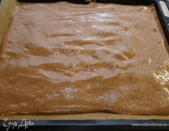 Аккуратно вмешать белки в тесто лопаткой движениями снизу-вверх. Вылить тесто на противень и выпекать в течение 7-8 минут при температуре 200 градусов. 