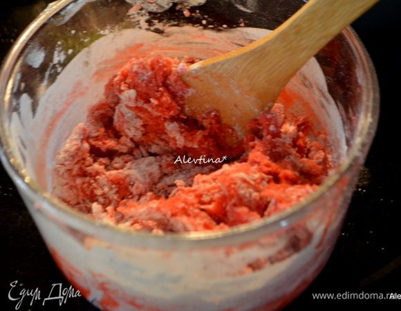 Смешать мягкое сливочное масло с сахаром и фруктовым желе, добавить яйцо, соль, муку, разрыхлитель. Все перемешать.

