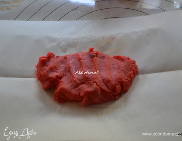 Выложить на бумагу для выпечки, разделить на 2 части. Первую часть раскатать, прикрыв вторым листом бумаги для выпечки, не тонко. 
