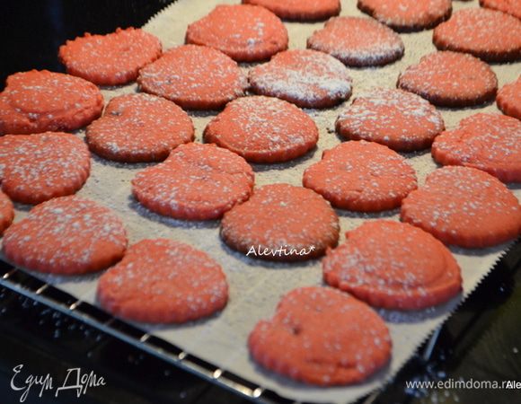 Поставить в разогретую духовку на 180 гр на 12 мин. Готовому печенью дать остыть на решетке, по желанию сверху можно посыпать сахарной пудрой. 