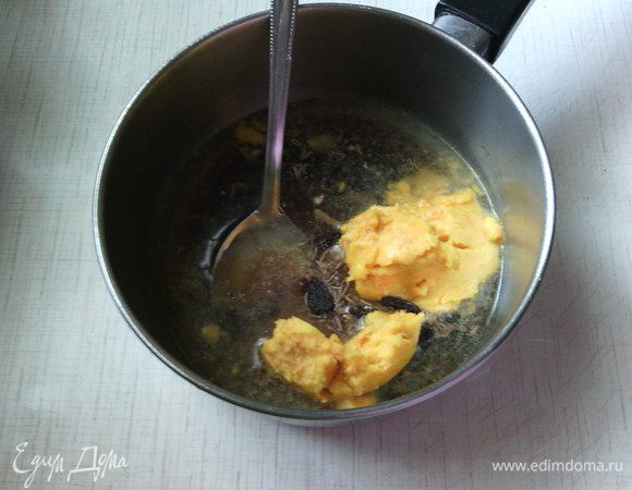 Готовим ароматную часть:

В кастрюльке смешайте все компоненты, доведите смесь до кипения и варите, помешивая, на медленном огне 5 минут. Затем снимите с огня и охладите примерно до 35 - 37С.
(P.S. Вместо цедры и растительного масла я добавила 2 ст.л. ароматного апельсинового масла - http://www.edimdoma.ru//retsepty/72470-apelsinovoe-maslo)

Пока ароматная часть хлебушка остывает, достаем опару из холодильника, чтобы и она "подпривыкла" к окружающей температуре