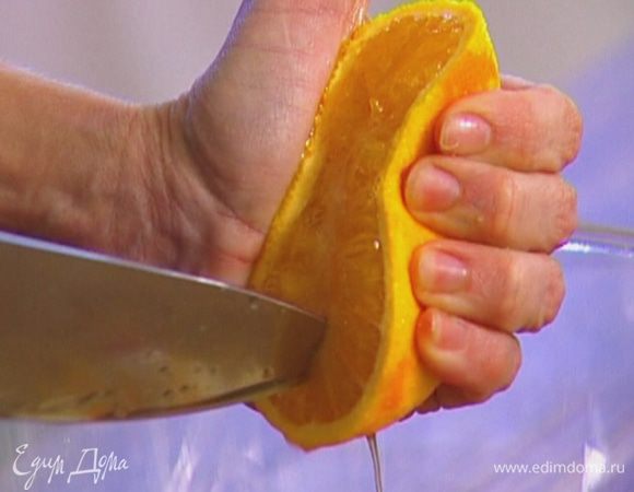 Из апельсинов и лимонов выжать сок.