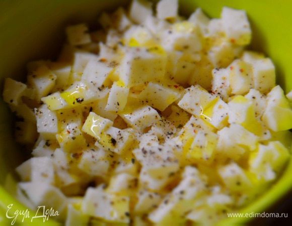 Моцареллу обсушить бумажным полотенцем. И нарезать мелкими кубиками. Посолить, поперчить, сбрызнуть оливковым маслом.