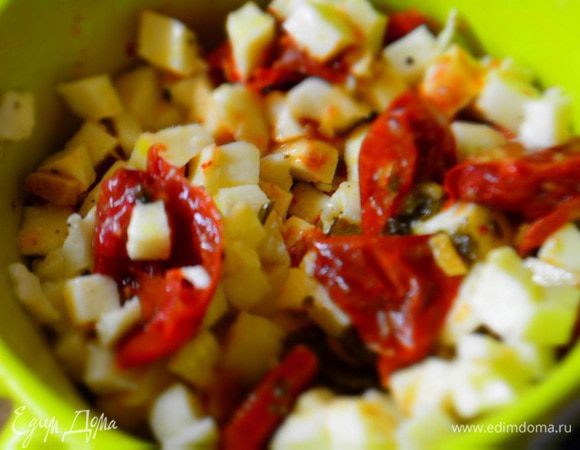 Вяленые томаты порезать и добавить к сыру, аккуратно перемешать.