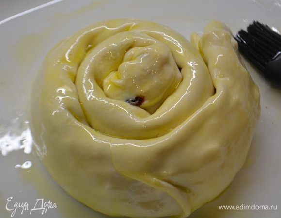 Свернуть рулет в виде спирали. Смазать оливковым маслом и запечь в духовке при Т 180 градусов до золотистой корочки.