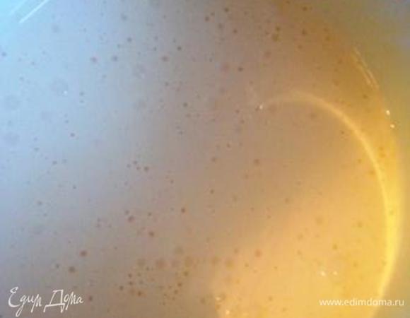 Желтки отделить от белков и взбить с сахаром.
