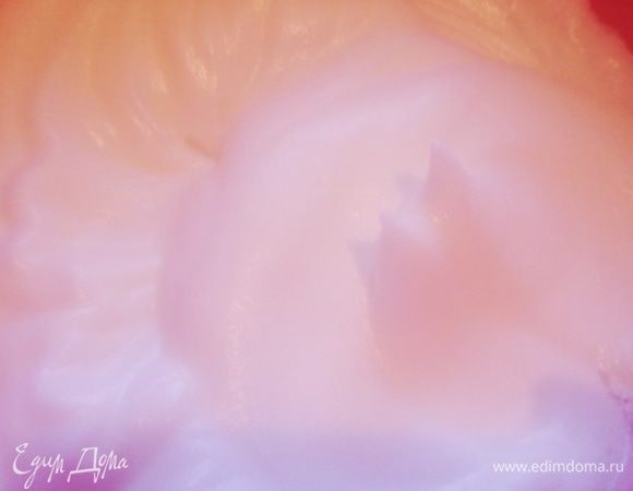 Отдельно взбить в крепкую пену белки.