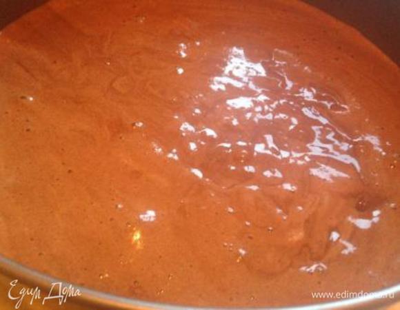 Вылить тесто в смазанную маслом форму 26 см или застелить пергаментом.
Выпекать при 180-200 гр. примерно 30-40 мин. до пробы на сухую палочку.