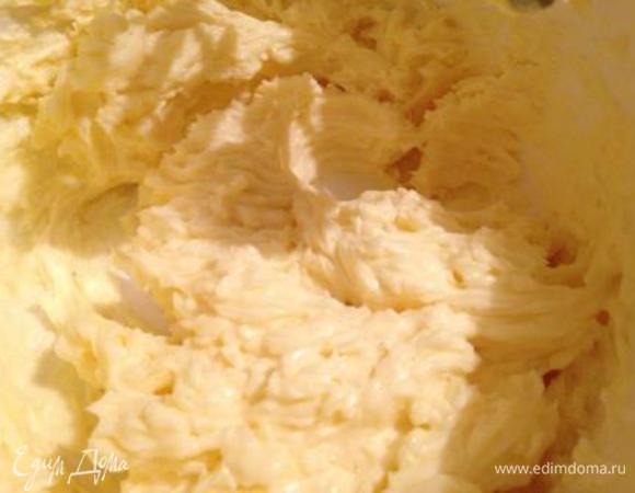 Для крема размягченное масло взбить со сгущенкой (можно меньше, чем 380г).
Если получился слишком жидкий, можно на 20 мин. поставить в холодильник.