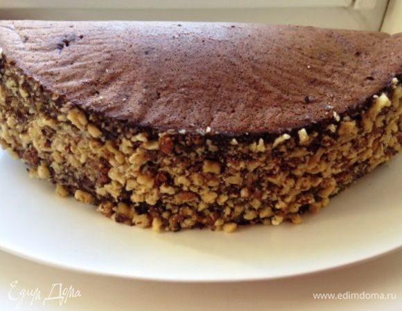 Заполнить бисквит кремом, в центр положить очищенный банан.
Присыпать орехами.