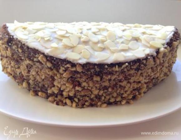 Для украшения можно смазать бисквит сверху и сбоку любым кремом или глазурью и присыпать орехами.