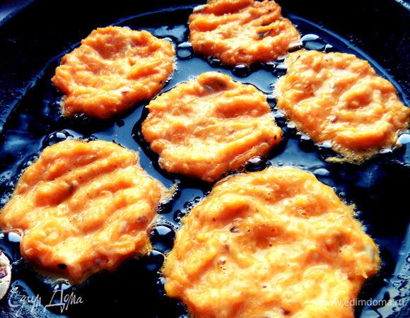 Распределяем массу на разогретое масло по ложке.