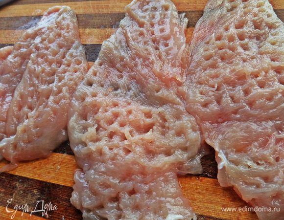 Мужчины нам не простят овощной ужин, поэтому параллельно отбиваем филе куриное.