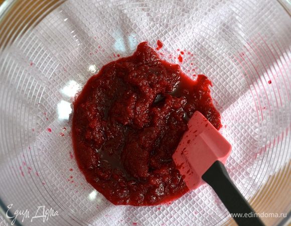 Свеклу необходимо заранее отварить или запечь. Необходимое указанное количество уже очищенной свеклы измельчить до состояния пюре с помощью блендера или погружным миксером. В случае необходимости можно добавить немного воды от варки свеклы для получения более гладкой консистенции свекольного пюре.