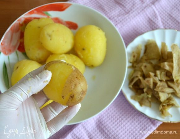 Картофель отварить "в мундире" (с кожурой) до готовности. Слить воду и очистить его от кожуры еще горячим! Осторожно! Можно для этих целей наколоть картофелину на вилку и другой рукой быстро снять с нее кожуру. Я использую перчатки - тоже горячо, но терпимо, если быстро чистить!