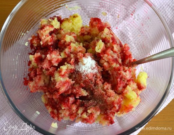 Посолить, поперчить по вкусу и добавить мускатный орех. Смешать со свекольным пюре.