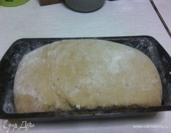 Разогрейте духовку до 220С.
На хлебушке можно сделать надрезы.
Сбрызните духовку водой и быстро посадите хлеб, выпекайте 15 минут при такой температуре.
Через 15 минут снова сбрызните духовку водой, уменьшите температуру до 180С и пеките до готовности (примерно  20-25 минут) 

Во время выпечки кухня постепенно наполняется приятными ароматами пряников и Рождества;)