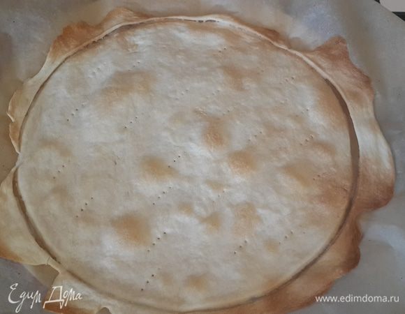 Выпекаем в разогретой до 200 градусов духовке примерно 5 минут. До очень легкого золотистого цвета.