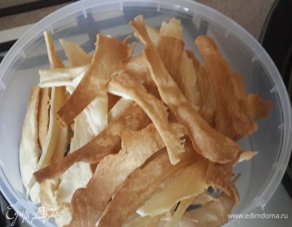 Обрезки теста, которые мы будем использовать для украшения.