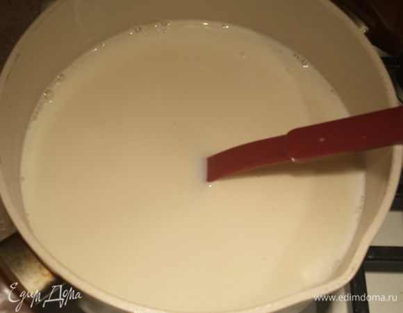 Для крема: к муке добавляем ванилин, сахар, яйца. Размешиваем до однородности. Вливаем порциями молоко, размешиваем и ставим кастрюлю с кремом на медленный огонь. Будет очень жидко! Но крем заварится, не переживайте.