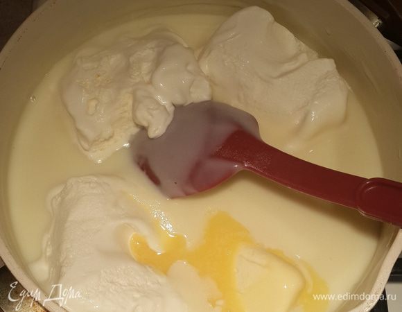 Варим при постоянном помешивании. В результате консистенция получится, как густое сгущенное молоко. Выключаем огонь и сразу добавляем в горячий крем масло (можно сократить до 50 гр.) и мороженое. Перемешиваем.