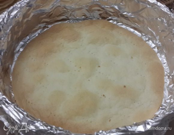 Сборку торта начинаем с тёплым или даже с горячим кремом. И так, берем форму, которая была бы больше диаметра коржей (у меня коржи 23 см, а форма 24 см), оборачиваем края фольгой и начинаем. На каждый корж крема уходит 8-9 ложек. Не жалейте, крема много и он весь уходит на пропитку торта.