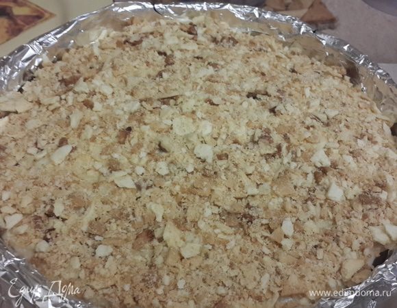 Заканчиваем украшением. Обрезки измельчаем и посыпаем верхушку. Немного крошек оставляем на бока (я использовала и измельченный грецкий орех). Ставим в холодильник торт минимум на 2 часа, а лучше на ночь. Груз сверху не нужен! Торт осядет спустя время и коржи пропитаются.