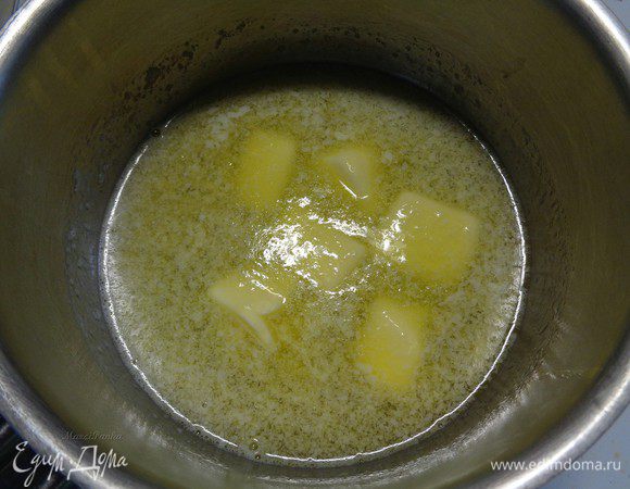 Разогреть духовку до 175°С и растопить сливочное масло.