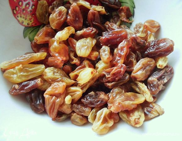 Изюм, финики и чернослив замочить в холодной воде. 