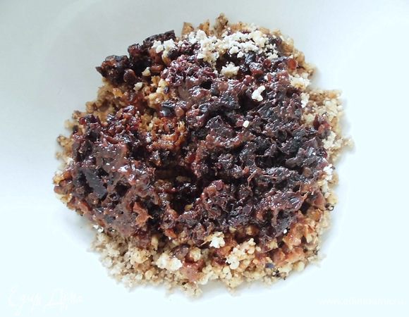 С сухофруктов слить воду и просушить их. Перемолоть орехи, подсолнечные семечки, финики, изюм и чернослив через мясорубку.