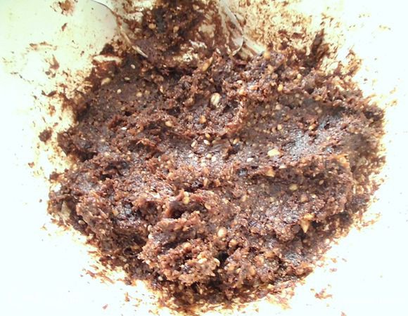 Добавить остальные ингредиенты (1 столовую ложку кэроба оставить для обсыпки) и тщательно перемешать. Должна получиться однородная, липкая масса. Слепить из нее трюфеля. Лучше смачивать руки в воде, чтобы масса не так приставала к рукам. Но я сделала иначе: скатала трюфеля и оставила их на некоторое время подсыхать на тарелке. Готовые трюфеля обвалять в кэробе или какао. Затем охладить и подавать.