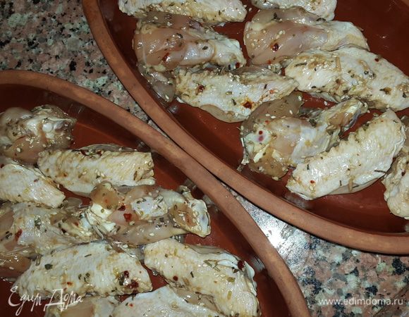 Глиняные тарелки предварительно замачиваем в холодной воде, затем выкладываем в них крылышки. Отправляем картофель и крылышки в духовку и включаем её на 200С. Сначала ставим картофель на нижний уровень, а крылышки на верхний, затем в процессе запекания меняем местами примерно 3 раза. Запекаем примерно 1 час.