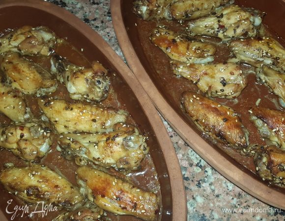 Крылышки достаем и сдвигаем в сторону, освобождая место для картофеля.